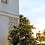 White Wall Riverfront Hotel