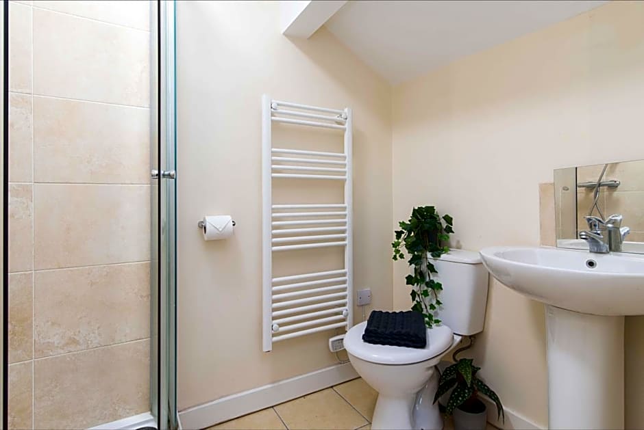 cheerful double en-suite room with free wifi