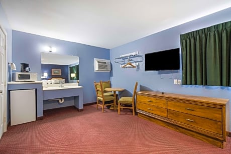 3 Queen Beds, Suite, Nonsmoking