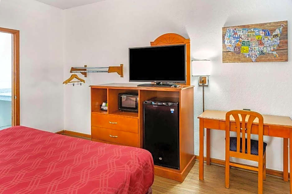 Econo Lodge Inn & Suites