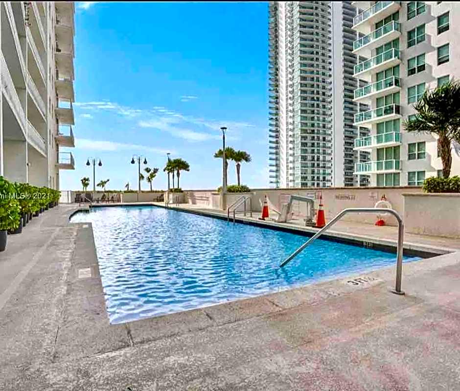 Brickell Center w/City & Bay View + FREE Parking!