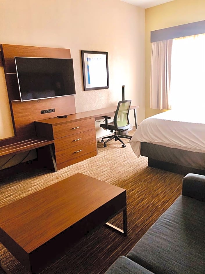 Holiday Inn Express & Suites Cedar Falls - Waterloo