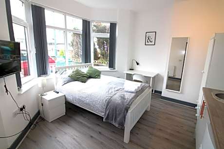 Newly refurbished studio, great location 8 studios