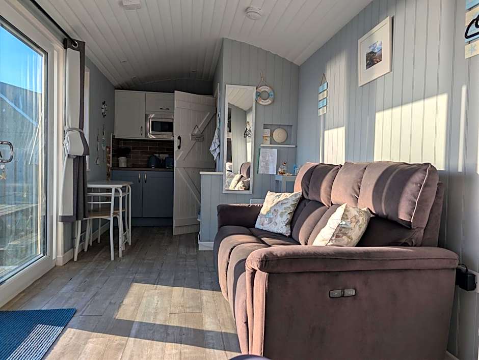 Allibella Shepherds Hut, Amazing Seaview, Private garden, Pet Friendly