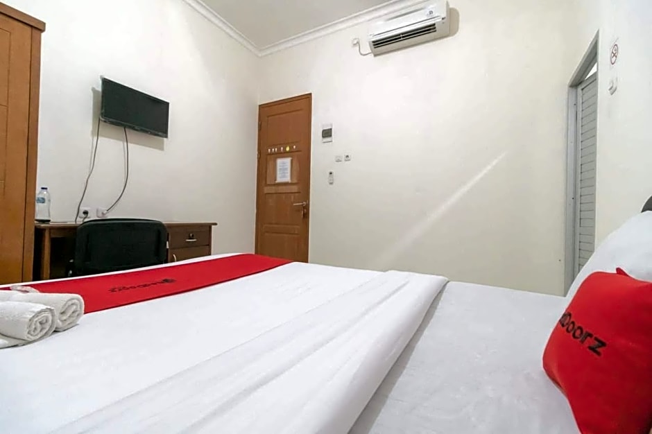 RedDoorz near Universitas Esa Unggul Bekasi Harapan Indah