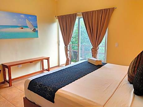 Apartment with Pool View