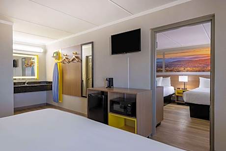 2 Queen Beds and 1 King Bed, One-Bedroom Suite Smoking