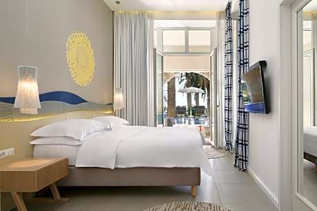 Deluxe Junior Suite with Swim-Up