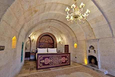 Grand King Cave Room with Whirlpool Bath
