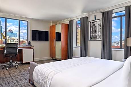 Concierge level, Guest room, 1 King, Corner room