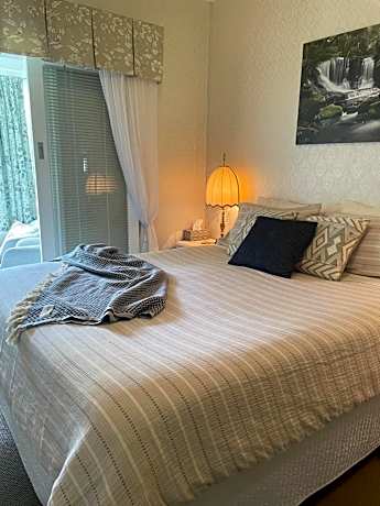 Queen Room with Garden View