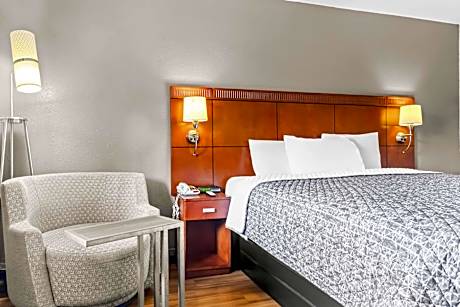 1 King Bed, Smoking, Accessible