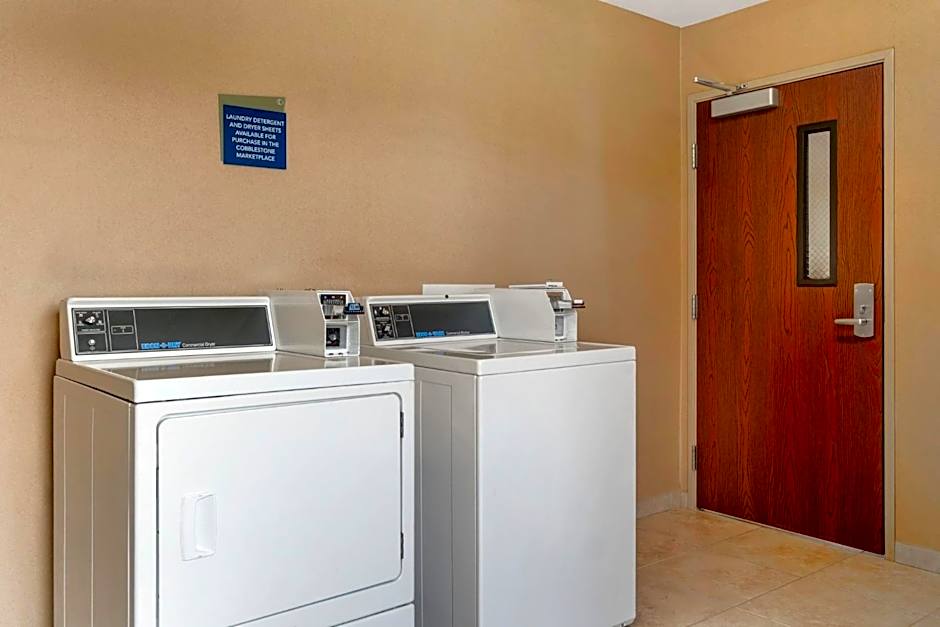 Red Roof Inn Charlestown