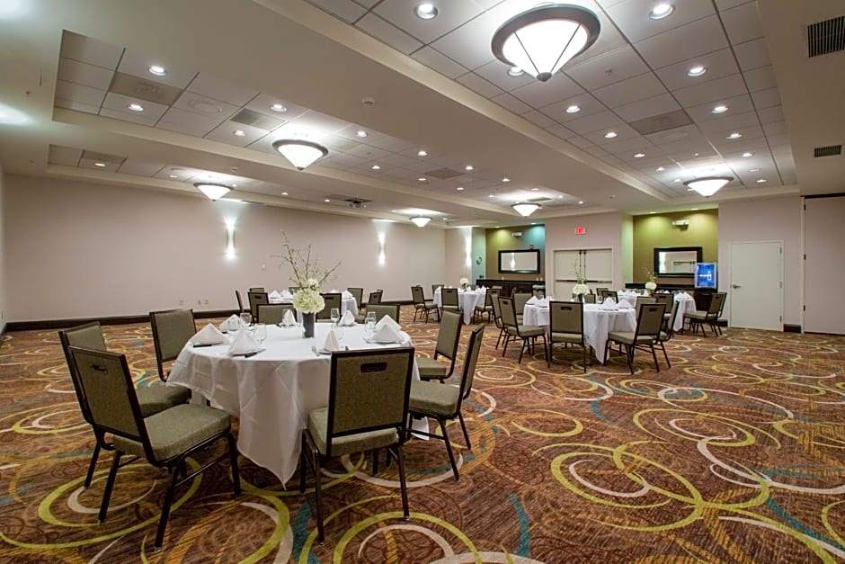 Holiday Inn Hotel & Suites Bloomington Airport By IHG