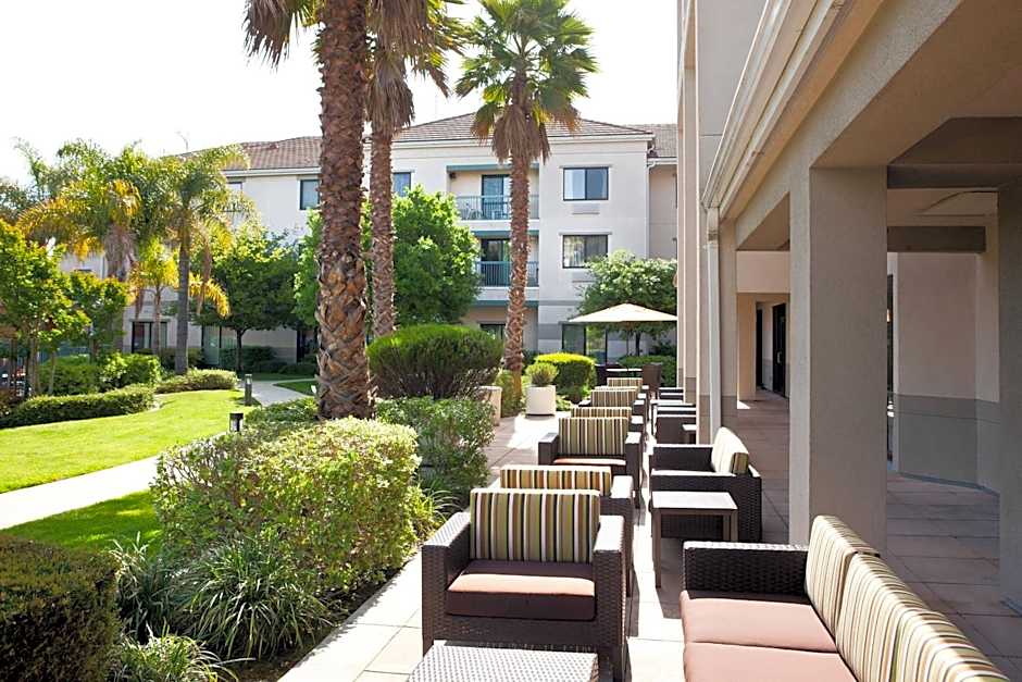 Courtyard by Marriott Oakland Airport
