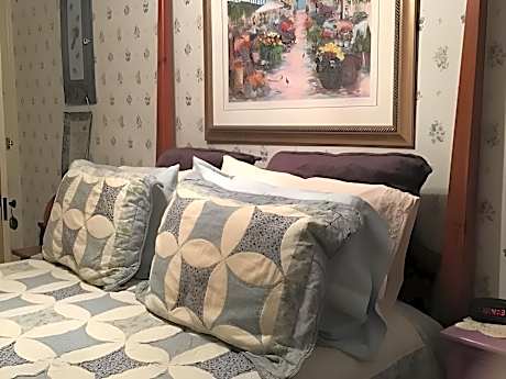 French Country Room #7-Queen-Ensuite with Shower-Deluxe-Woodland view