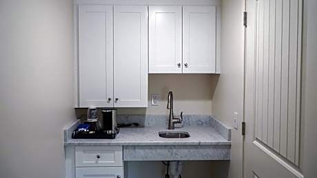 Double Queen Mobility Access with Kitchenette