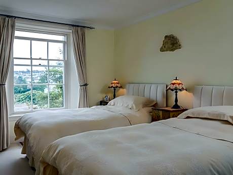 Double or Twin-Deluxe-Ensuite-Sea View