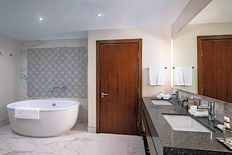 Royal Suite, Presidential Suite, 1 King, Island view