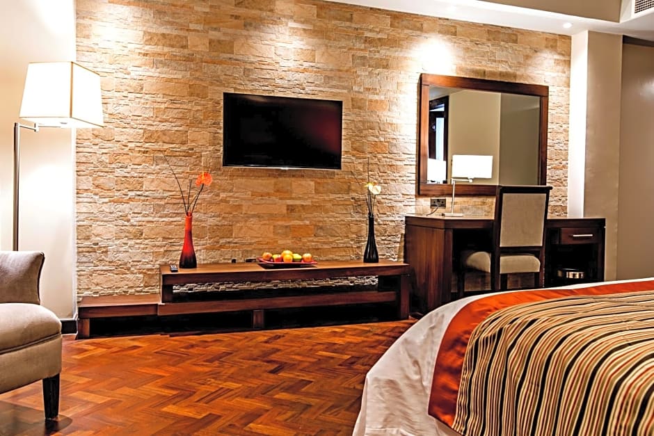 Magna Hotel and Suites