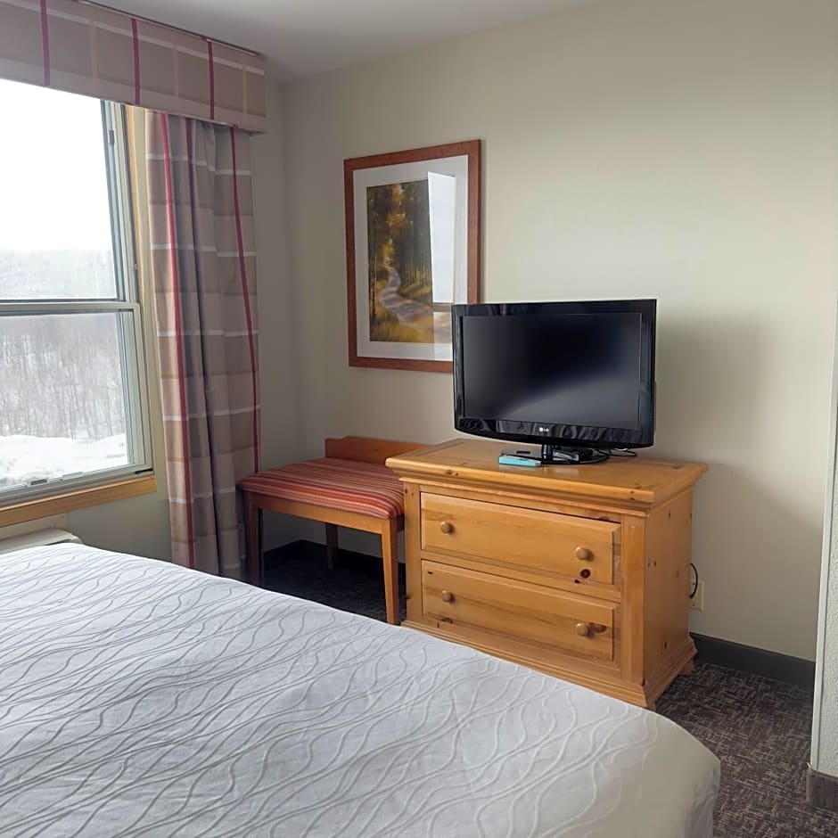 Duluth Inn & Suites Near Spirit Mountain