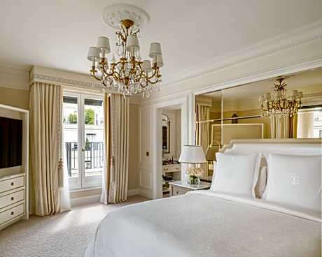 Deluxe Suite two twin beds