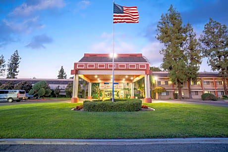 Piccadilly Inn Airport