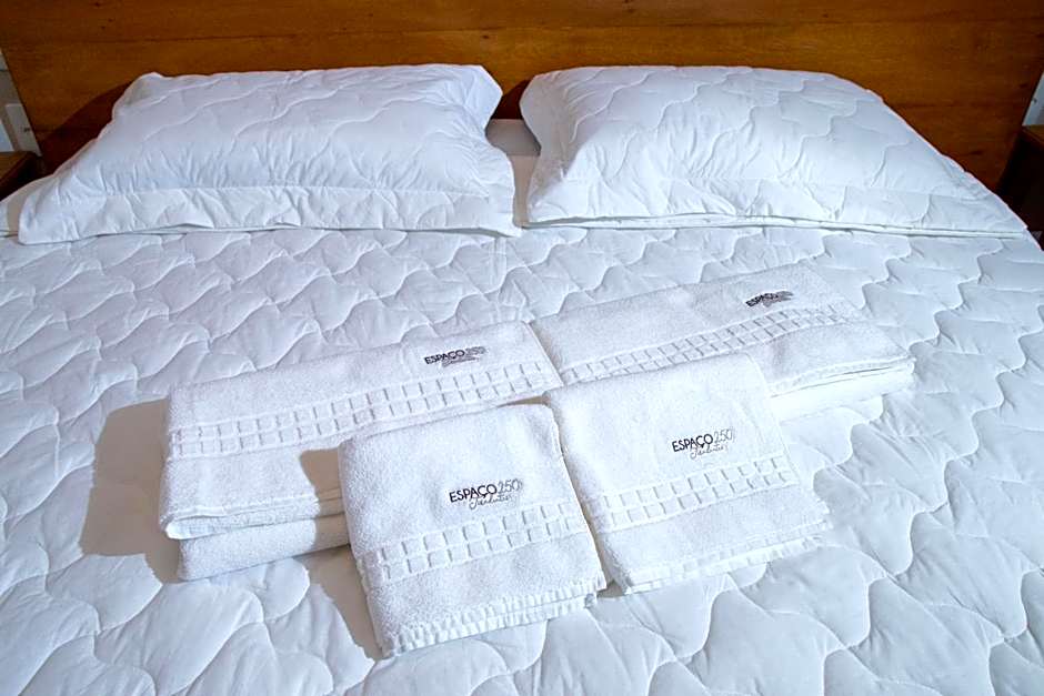 ESPAÇO 250 - Apto mobiliado, 3 quartos, sendo uma suíte, banheiro social, cozinha completa, sala de estar, ar condicionado, tv e internet