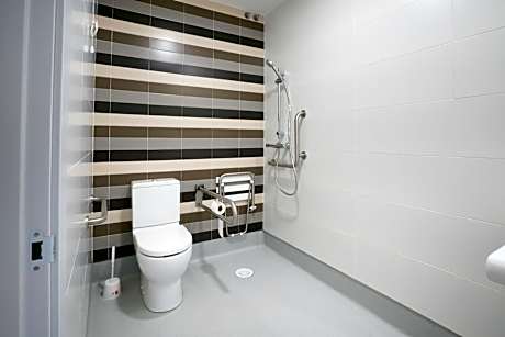 King Room with Roll-In Shower - Disability Access