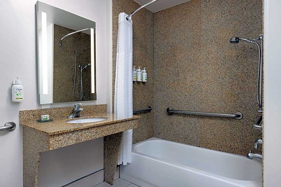 La Quinta Inn & Suites by Wyndham Bakersfield North