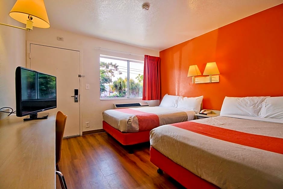 Travelodge by Wyndham Pompano Beach