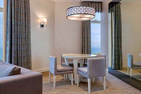 Executive Suite, Club lounge access, 1 King, Corner room