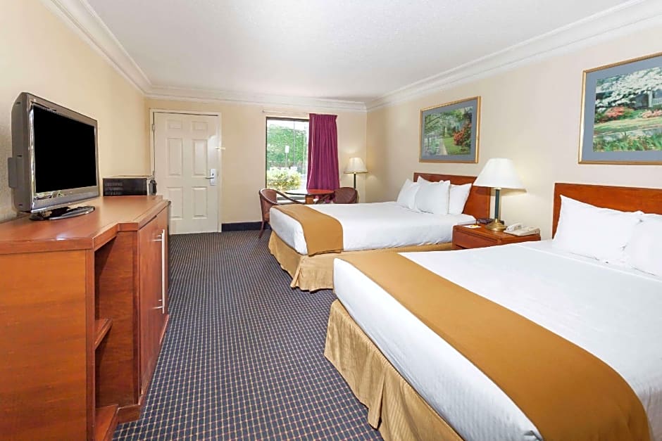 Super 8 by Wyndham Dalton/Convention Center Area