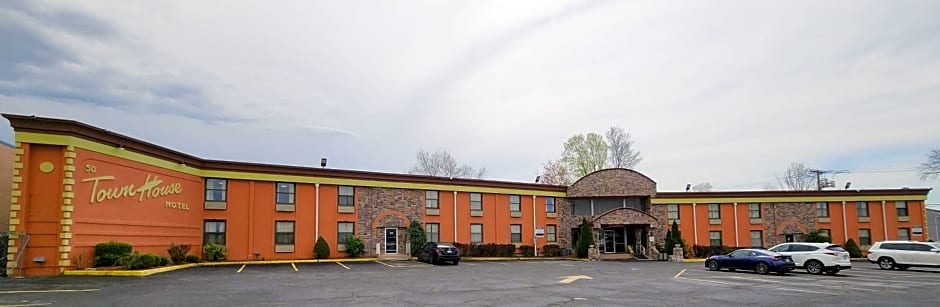 Town House Inn and Suites
