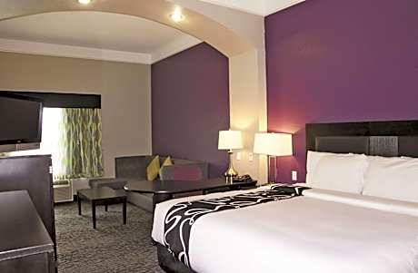 Deluxe King Room with Bath Tub - Mobility/Hearing Accessible - Non-Smoking