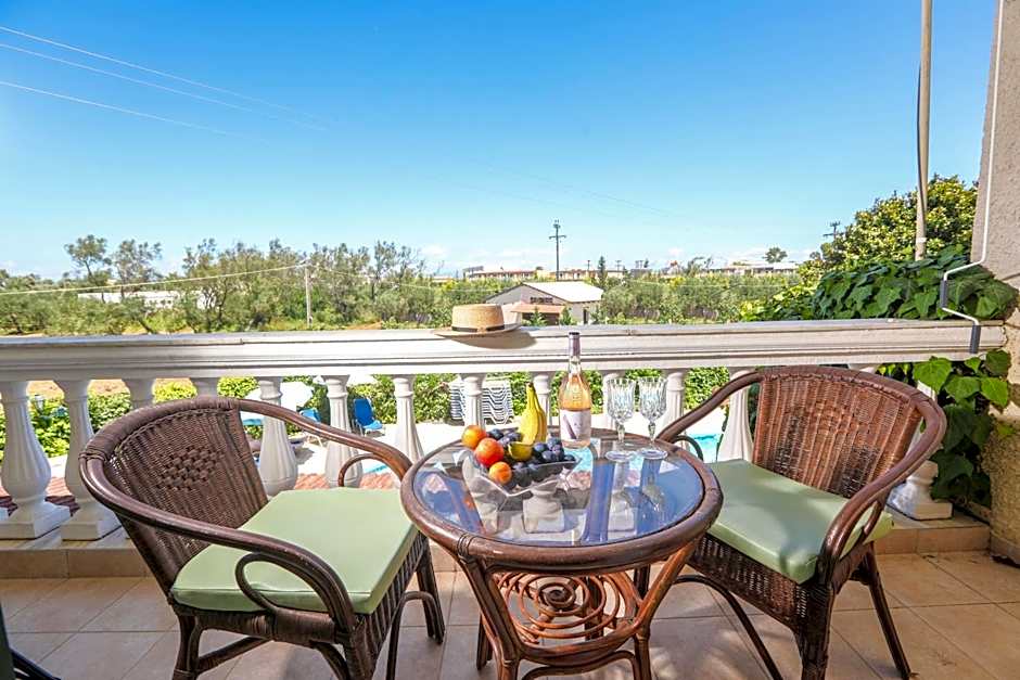 The Mayflower Studios & Apartments