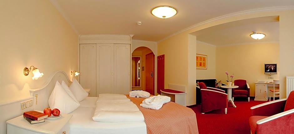 Hotel Norica - Thermenhotels Gastein mit dem Bademantel direkt in die Therme