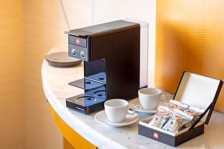 Bay Club Floor - King Room with Park View - Non-Smoking