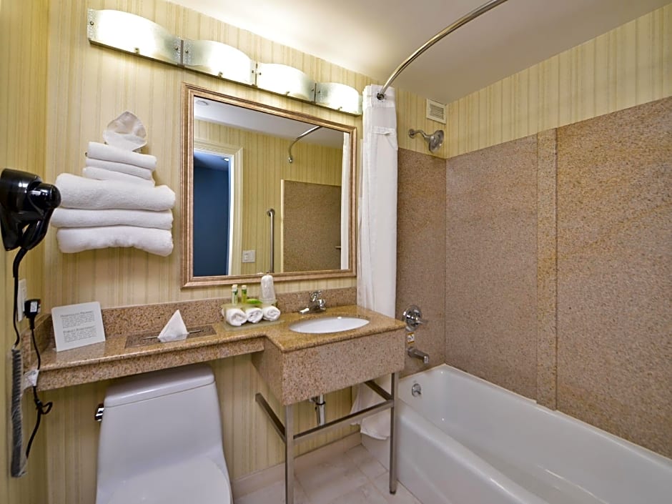 Holiday Inn Express LaGuardia Airport By IHG