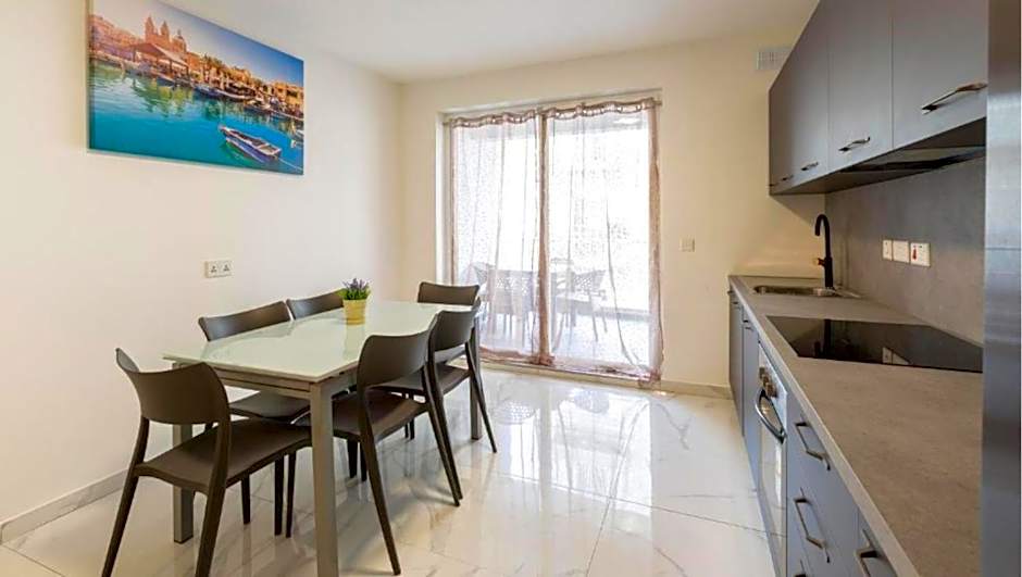 Spacious 2BR Apartment with Terrace - by HostMT