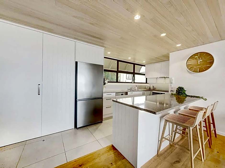 Breathtaking Views - Point Cartwright Bliss