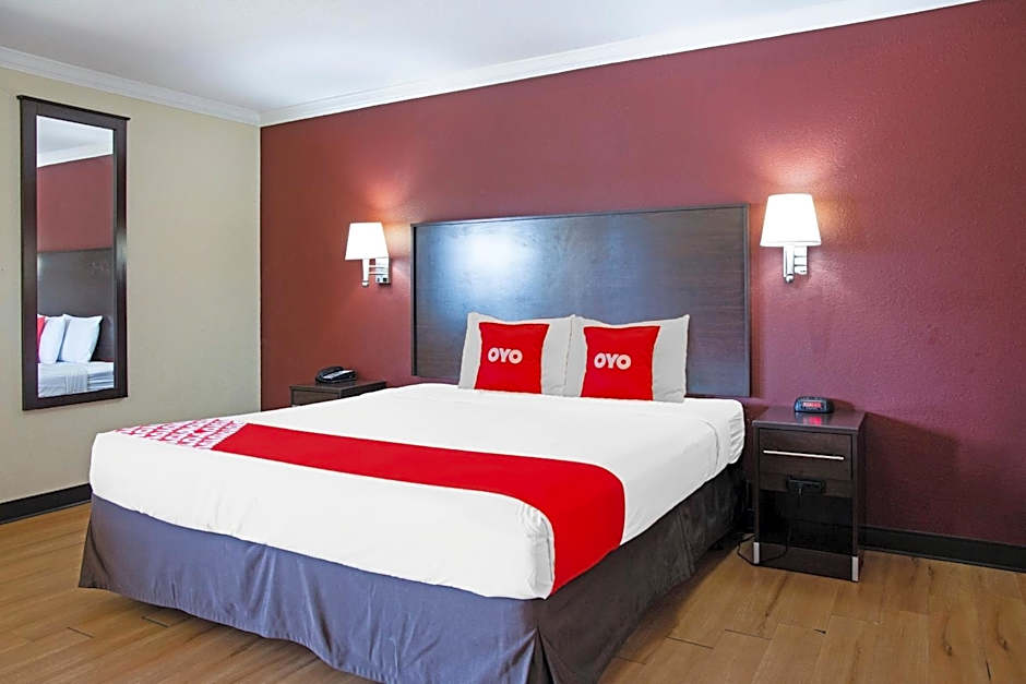 OYO Hotel McAllen Airport South - 1 mi from McAllen Medical Center