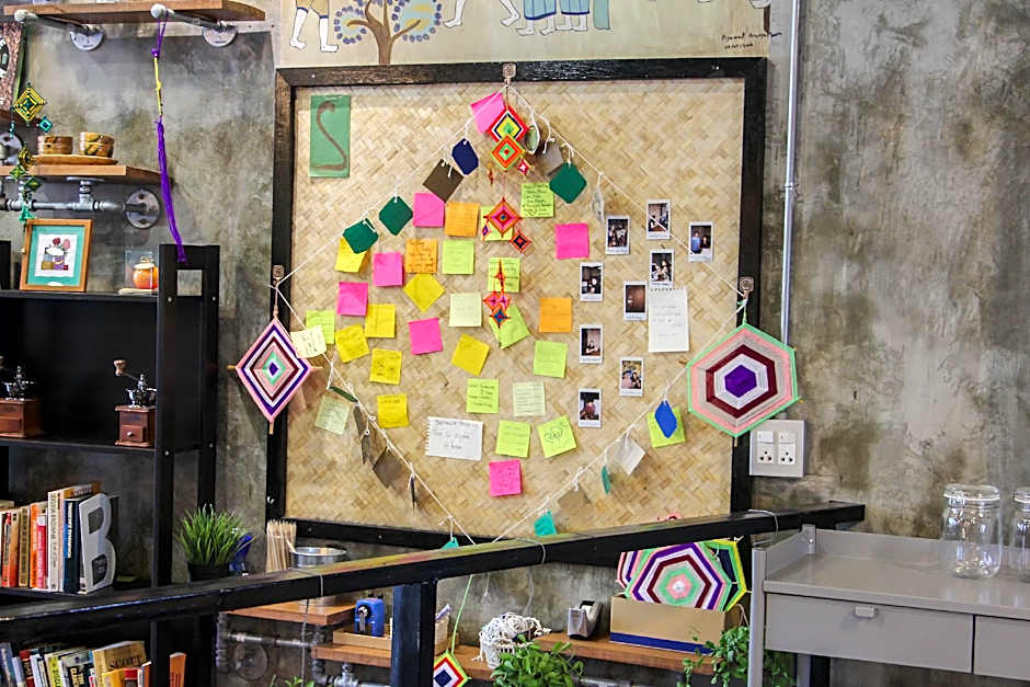 Thonglor travellers' hostel and cafe'