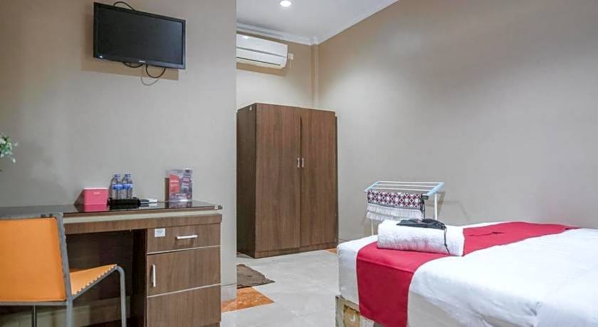 RedDoorz Syariah near Jamtos Jambi 2