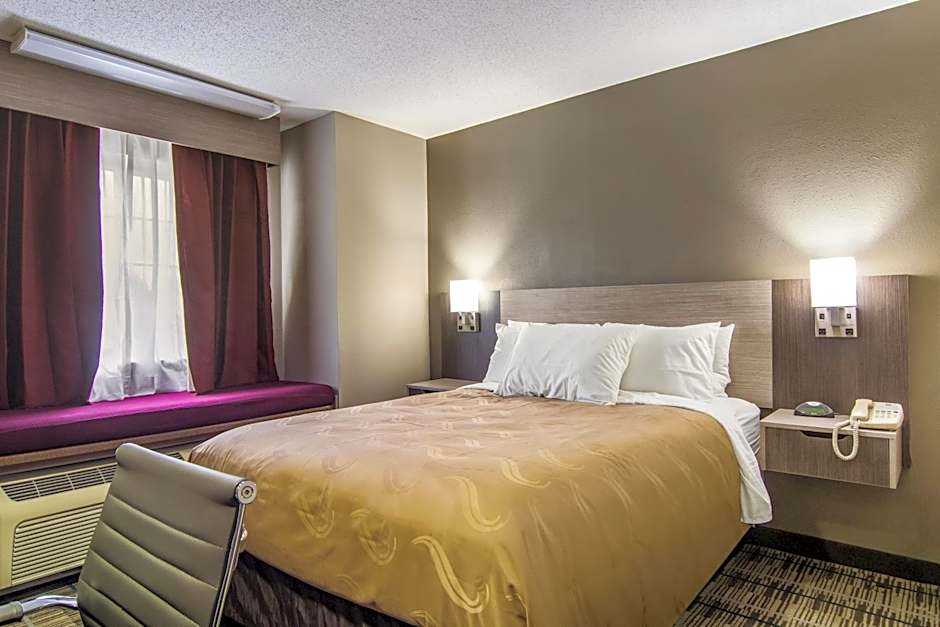 Photo 1 of 4 of 1 Queen Bed, Accessible, Bathtub
