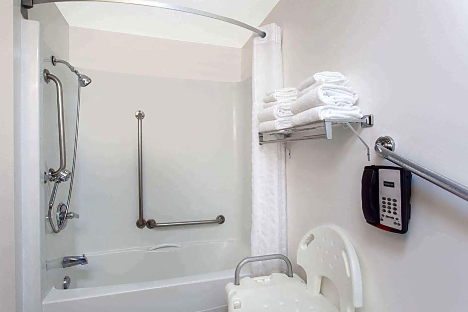 Super 8 by Wyndham Kenora