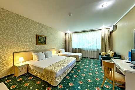 Family Room (2 Adults + 1 Child)