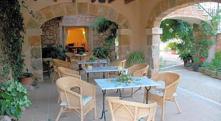 Es Quatre Cantons Hotel