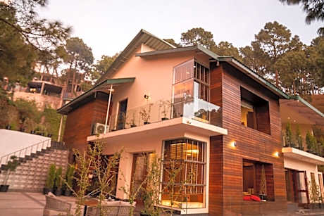 Ambaram 4BR Villa with Large Lawn, a Jumbo Jacuzzi