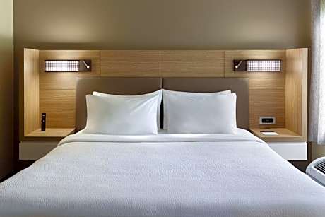 King Studio with Sofa Bed and Adapted Tub - Mobility and Hearing Accessible